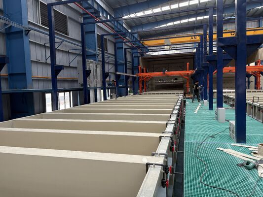 Bom preço Linha de Produção de Anodização Horizontal com Saída de 450T/mês, Comprimento Máximo de Perfil de 6500mm e Espessura de Filme de Anodização de 8-12µm on-line
