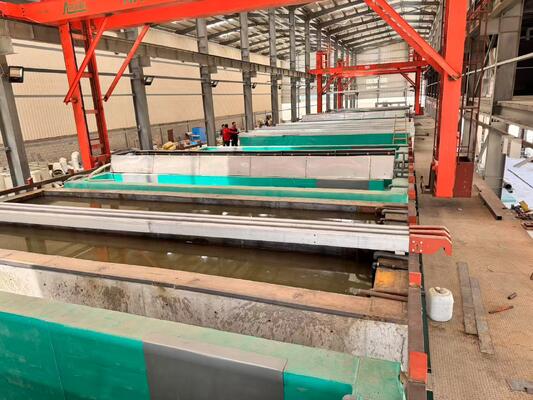 Bom preço 650 toneladas/mês Linha de anodização automática de alumínio com espessura de película de 8-12 μm e comprimento máximo do perfil de 6500 mm on-line