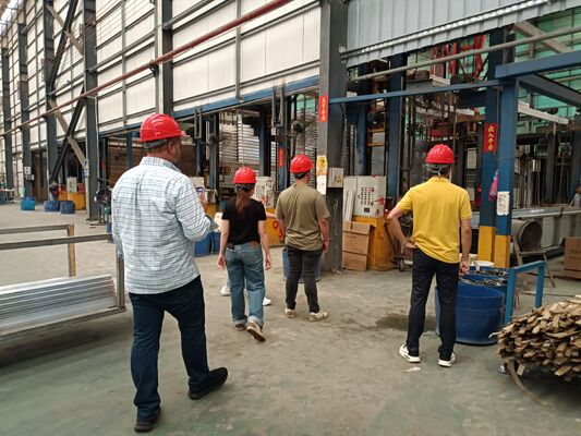 Bom preço Linha de produção de anodização de estrutura solar totalmente automática de 500 toneladas/mês para cores pretas bronze champanhe on-line