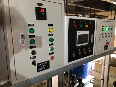 Bom preço 80 toneladas/mês Linha de anodização de alumínio totalmente automática controlada por PLC com controlo de temperatura preciso de ±1°C On-line